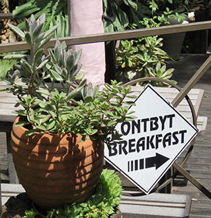 A breakfast sign in the garden